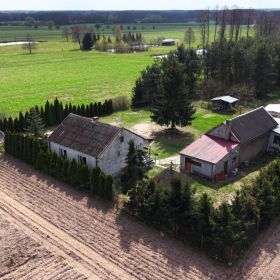 Siedlisko, budynki mieszkalne + gospodarcze + działka z lasem 5496 m2 